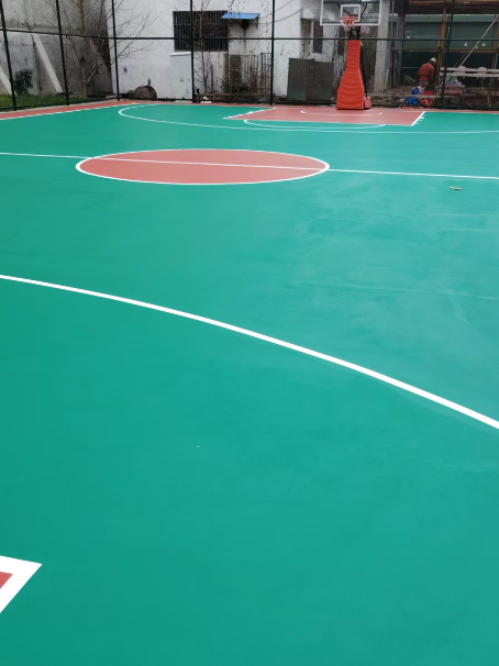 龙陵 球场长期使用易出现地面开裂